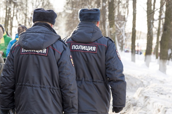 Полицейские нашли размахивающих саблей мужчин Полицейские нашли размахивающих саблей мужчин