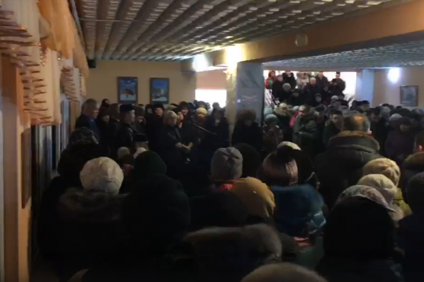 На прощании яблоку негде упасть — столько людей пришли отдать дань памяти погибшей ведущей На прощании яблоку негде упасть — столько людей пришли отдать дань памяти погибшей ведущей