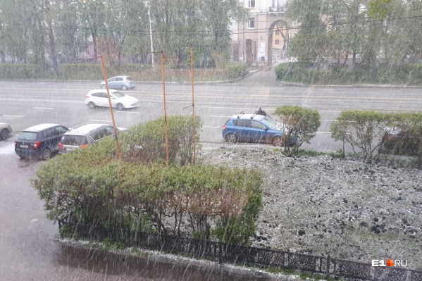 Улицы засыпало снегом и градом Улицы засыпало снегом и градом