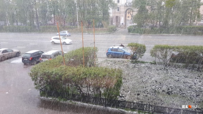 Улицы засыпало снегом и градом Улицы засыпало снегом и градом