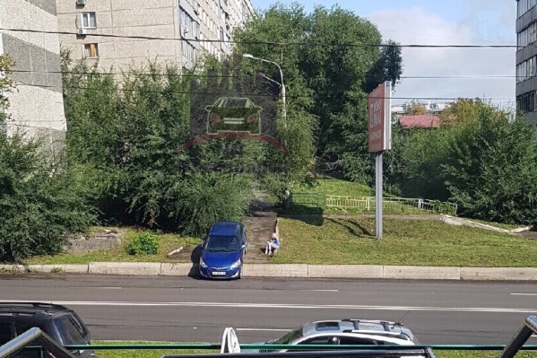 Машина повисла на бордюре Машина повисла на бордюре