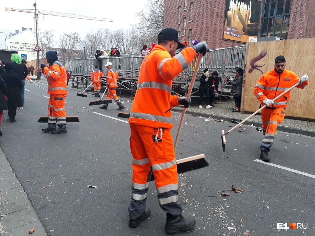 Но как бы они ни старались, центр города всё равно был завален мусором, который не спешили убирать и на следующий день Но как бы они ни старались, центр города всё равно был завален мусором, который не спешили убирать и на следующий день