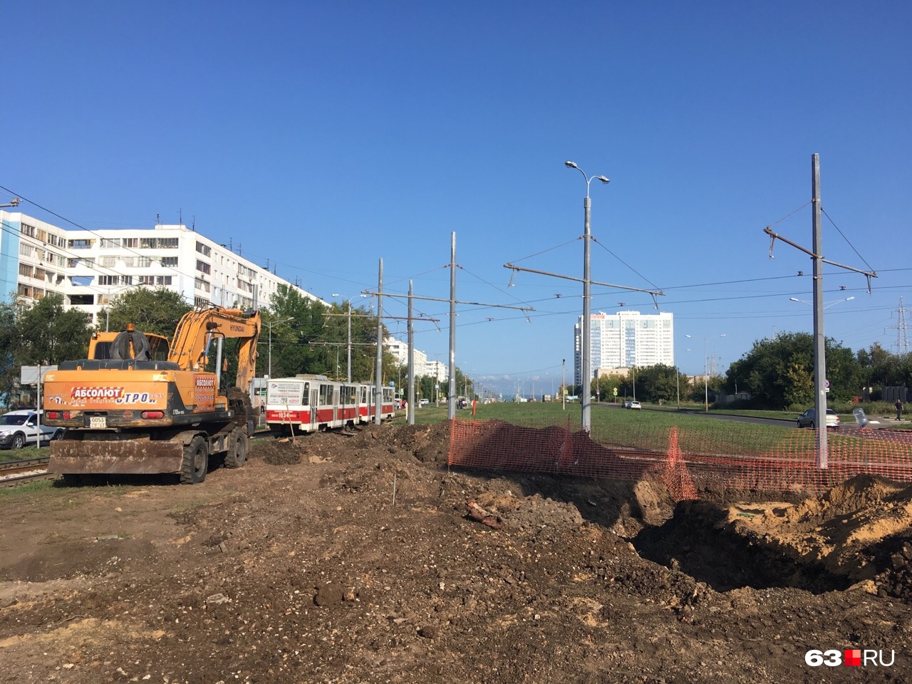 Пока на площадке проводят земляные работы Пока на площадке проводят земляные работы