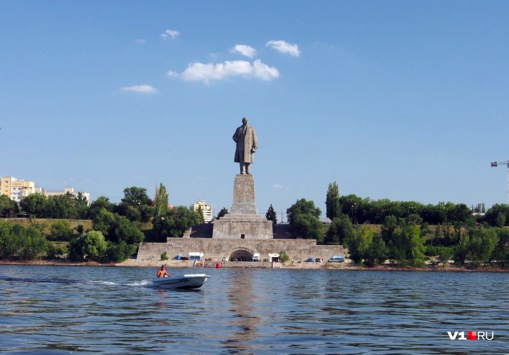 24-метровый медный Сталин уступил место Владимиру Ленину 24-метровый медный Сталин уступил место Владимиру Ленину