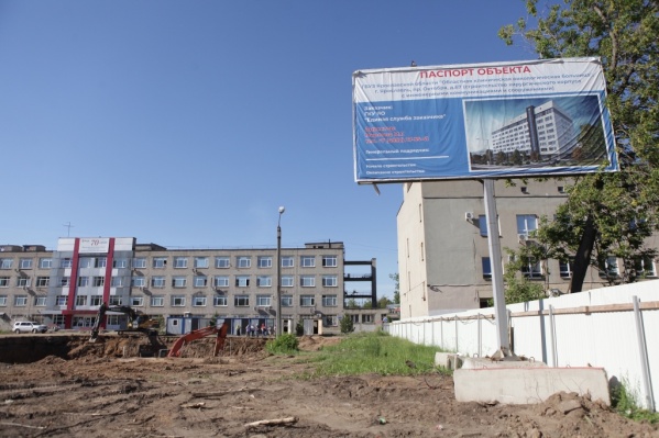 Стройку начали под окнами работающего корпуса № 1 областной онкологической больницы Стройку начали под окнами работающего корпуса № 1 областной онкологической больницы
