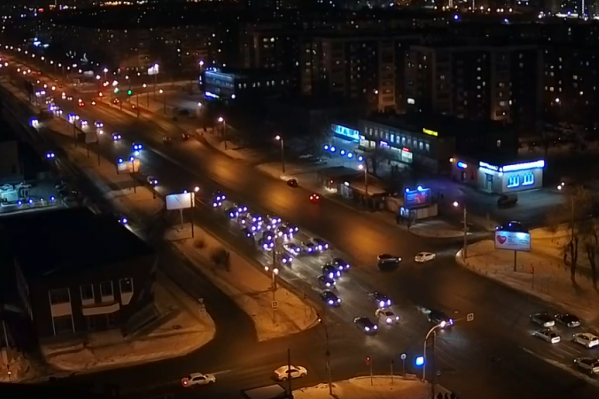 Под колёсами машины оказались трое пешеходов. Их возраст, состояние и обстоятельства аварии сейчас уточняют в ГИБДД Под колёсами машины оказались трое пешеходов. Их возраст, состояние и обстоятельства аварии сейчас уточняют в ГИБДД