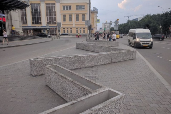 По широкому тротуару теперь невозможно ходить По широкому тротуару теперь невозможно ходить