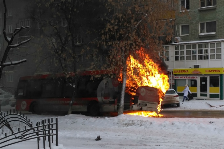 Пожар возник около 14:00 Пожар возник около 14:00