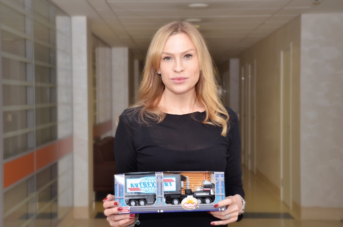 В акции поучаствовали 35 человек, работающих в клинике Мешалкина. На фото — начальник отдела материально-технического отдела Дарья Сандер В акции поучаствовали 35 человек, работающих в клинике Мешалкина. На фото — начальник отдела материально-технического отдела Дарья Сандер