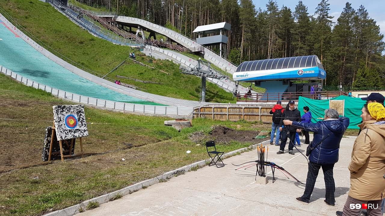 Для зрителей работали интерактивные зоны, где можно было пострелять из лука или попрактиковаться в метании ножей Для зрителей работали интерактивные зоны, где можно было пострелять из лука или попрактиковаться в метании ножей
