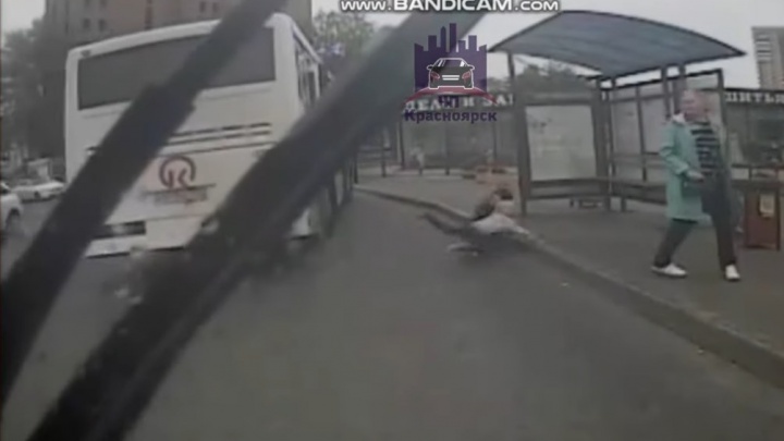 Женщина с ребенком выпали из автобуса на остановке по вине водителя