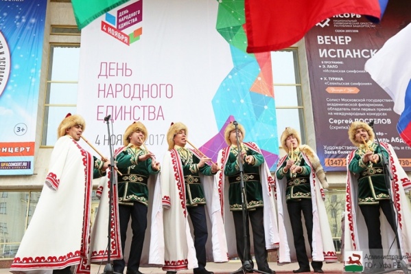 Перед собравшимися выступили кураисты Перед собравшимися выступили кураисты
