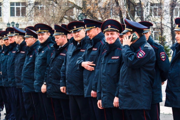 Сотрудники полиции далеко не всегда строгие и серьезные, а в их жизни есть место подвигу Сотрудники полиции далеко не всегда строгие и серьезные, а в их жизни есть место подвигу