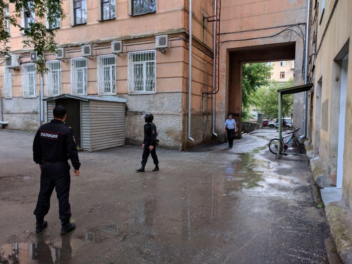Полиция у дома на ул. Ленина, 18. Фото Алексея Кошлякова Полиция у дома на ул. Ленина, 18. Фото Алексея Кошлякова