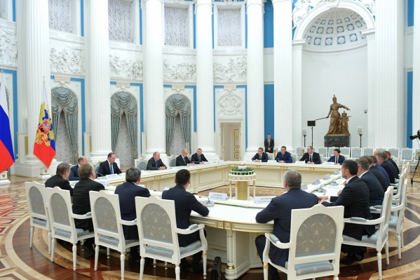 Владимир Путин собрал за одним столом вновь избранных 19 губернаторов Владимир Путин собрал за одним столом вновь избранных 19 губернаторов