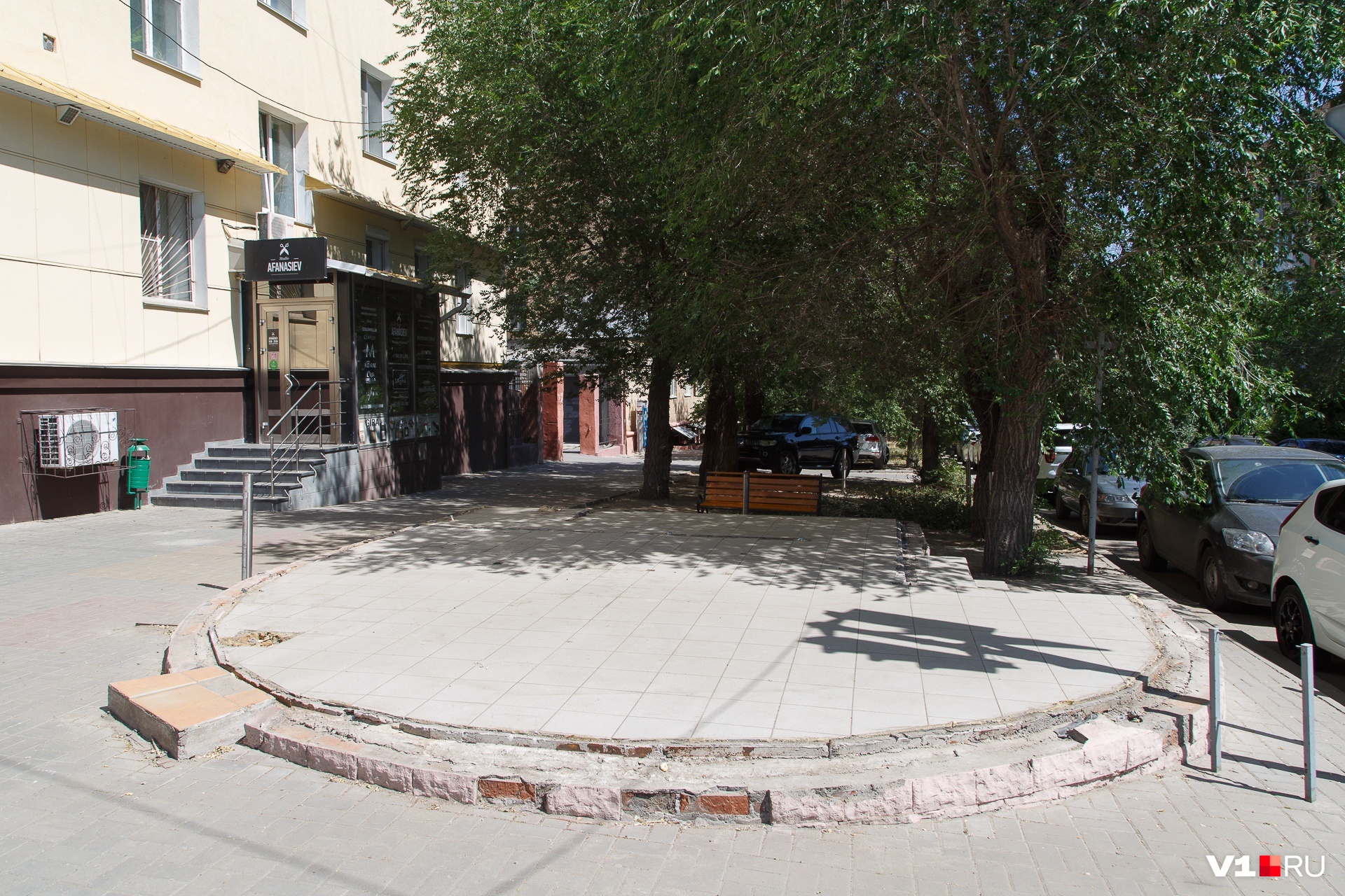 В центре Волгограда разобрали выживший во время массовой зачистки магазин