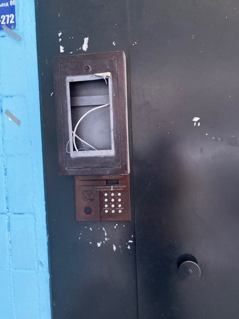 На подъездной двери в доме на Комсомольском проспекте,47 теперь зияет дыра На подъездной двери в доме на Комсомольском проспекте,47 теперь зияет дыра