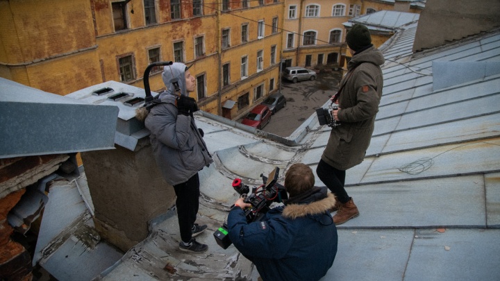 Екатеринбургский режиссёр выпустил трогательный новогодний фильм, который снял на питерских крышах