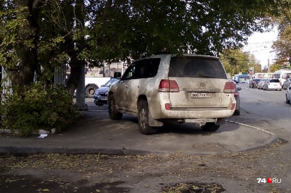 В Челябинске нужно поставить памятник «Вечному "Ленд-Крузеру"». И поставить его поперёк тротуара. Макет уже готов В Челябинске нужно поставить памятник «Вечному "Ленд-Крузеру"». И поставить его поперёк тротуара. Макет уже готов