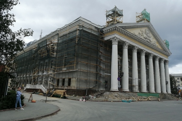 Театр будет окутан лесами ещё несколько месяцев Театр будет окутан лесами ещё несколько месяцев