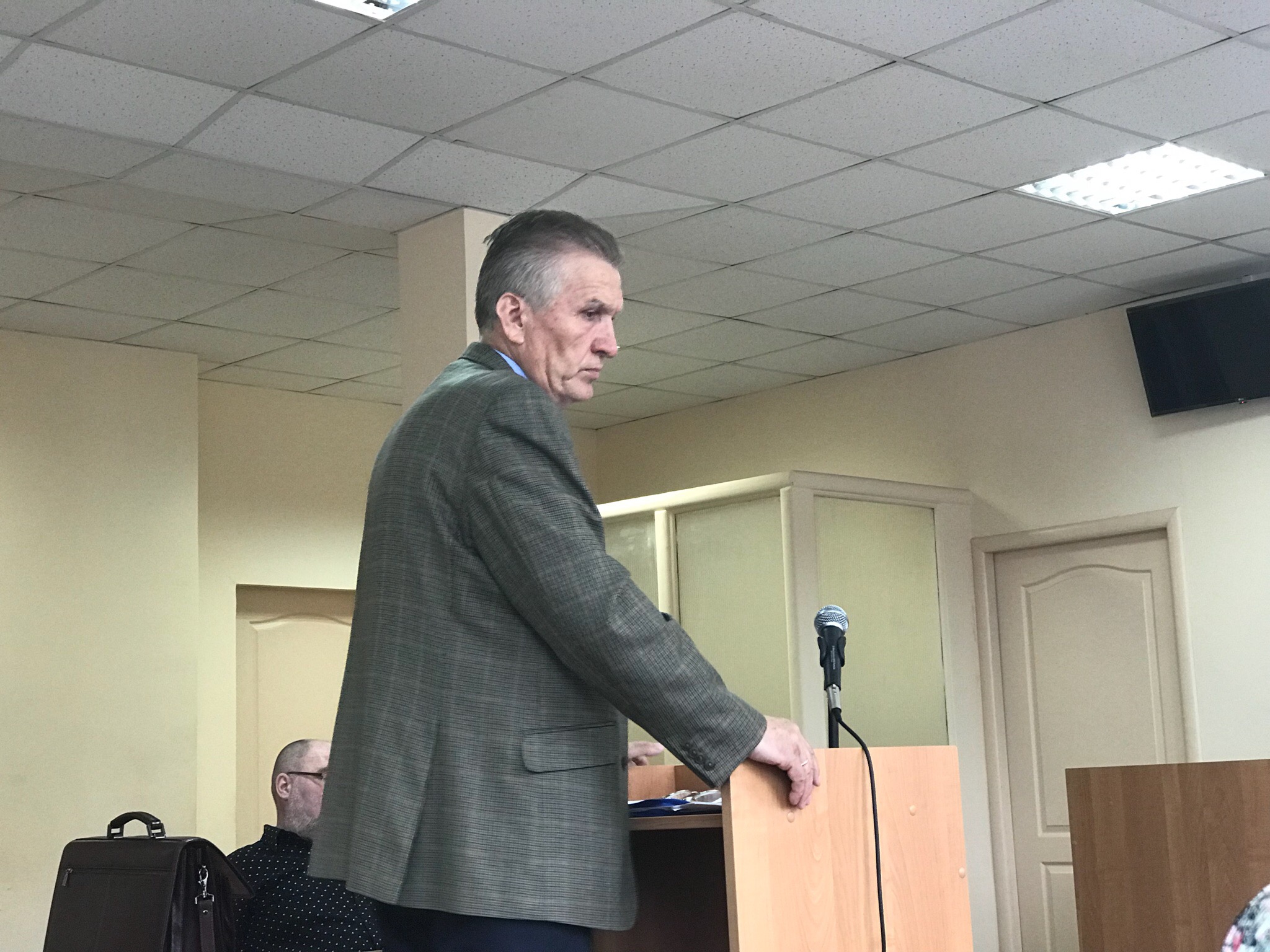 Владимир Богдановский, отвечая на вопросы прокурора, заметно нервничал