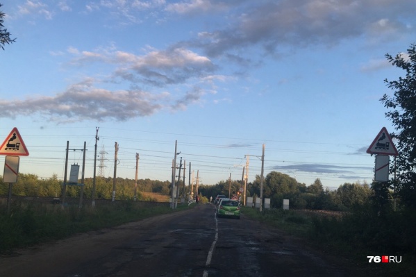 Семафор не пропускал машины через переезд с утра до самого вечера Семафор не пропускал машины через переезд с утра до самого вечера