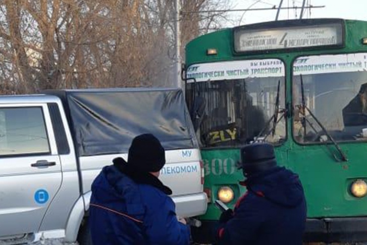 Троллейбус въехал в автомобиль сзади Троллейбус въехал в автомобиль сзади