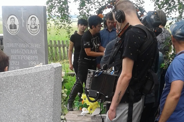 Съемки проходили даже на кладбище, где похоронены мужья героини Съемки проходили даже на кладбище, где похоронены мужья героини