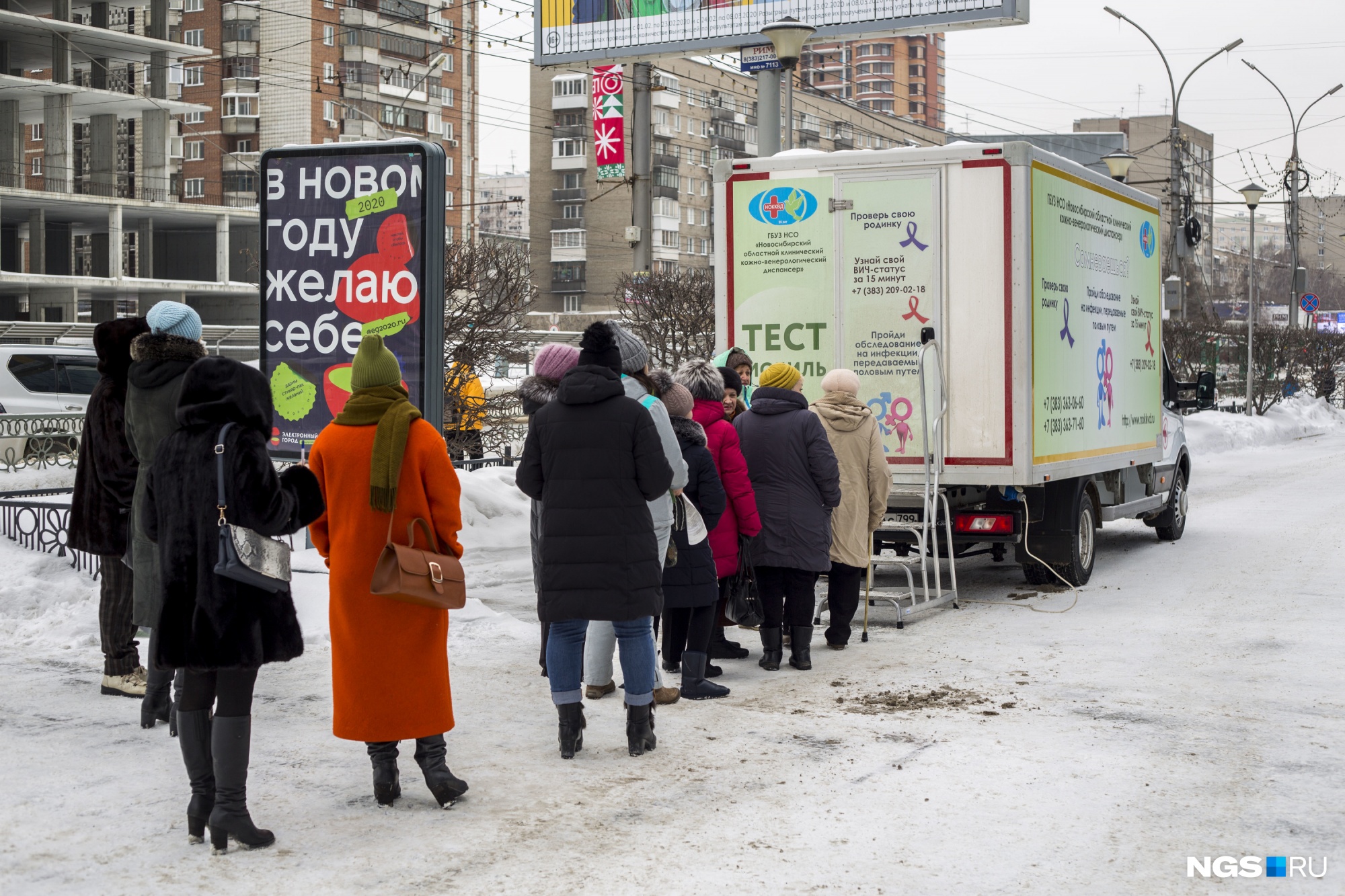 Новосибирцы два дня подряд выстраиваются в очередь возле «Ройял Парка», чтобы проверить родинки