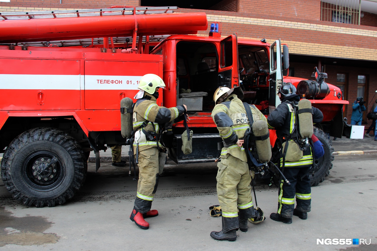 Омские пожарные спасли двоих детей, спавших в задымлённой комнате общежития