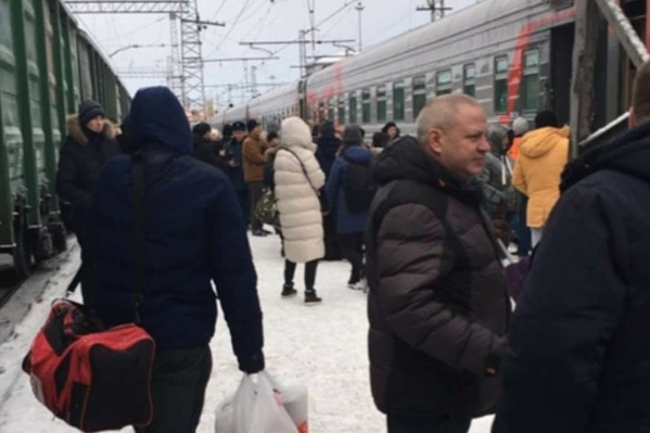 Пока шла проверка, людей не пускали в вагоны Пока шла проверка, людей не пускали в вагоны