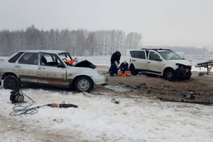 И без того скользкую дорогу припорошило снегом И без того скользкую дорогу припорошило снегом