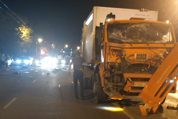 Водитель мусоровоза устроил аварию, в результате которой 12 человек получили травмы, а 17-летняя девушка умерла в больнице. Мужчина был под кайфом Водитель мусоровоза устроил аварию, в результате которой 12 человек получили травмы, а 17-летняя девушка умерла в больнице. Мужчина был под кайфом