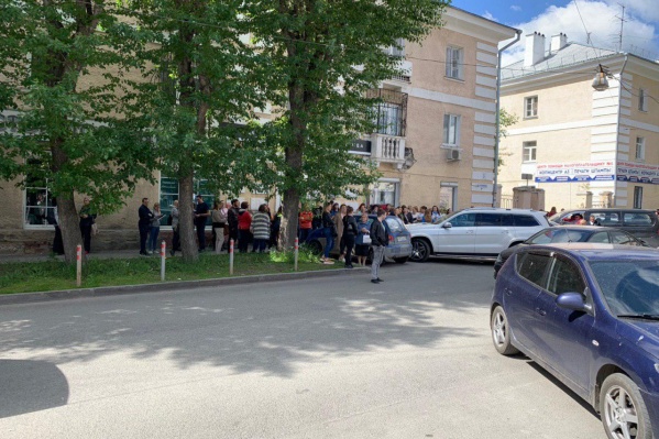 Из здания эвакуировали около 30 человек Из здания эвакуировали около 30 человек