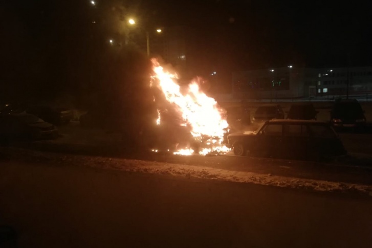 Огонь быстро охватил машину Огонь быстро охватил машину