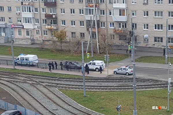 Жители ВИЗа могли наблюдать за тем, как проходит задержание, из окон своих домов Жители ВИЗа могли наблюдать за тем, как проходит задержание, из окон своих домов 
