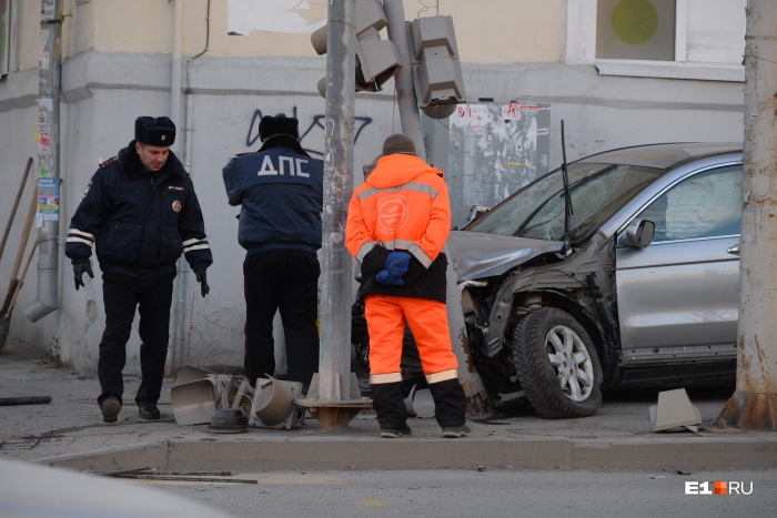 Автомобиль снес троих пешеходов и въехал в столб Автомобиль снес троих пешеходов и въехал в столб