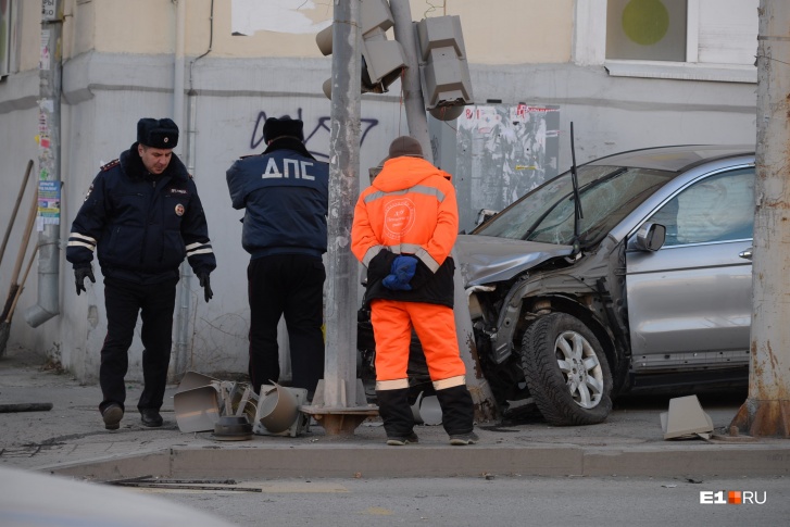 Автомобиль снес троих пешеходов и въехал в столб Автомобиль снес троих пешеходов и въехал в столб