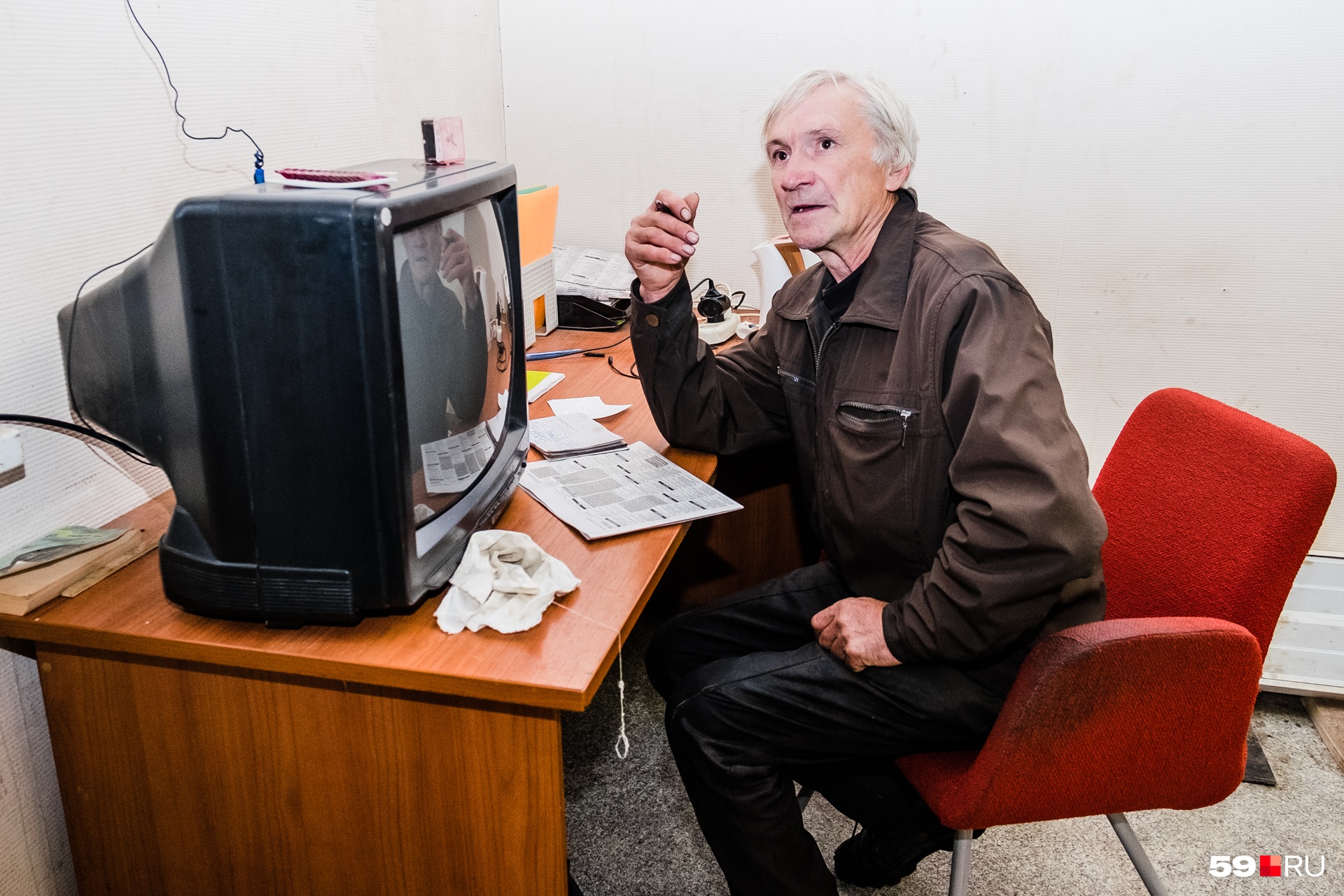 Телевизор Василий Петрович наладил быстро — руки помнят Телевизор Василий Петрович наладил быстро — руки помнят