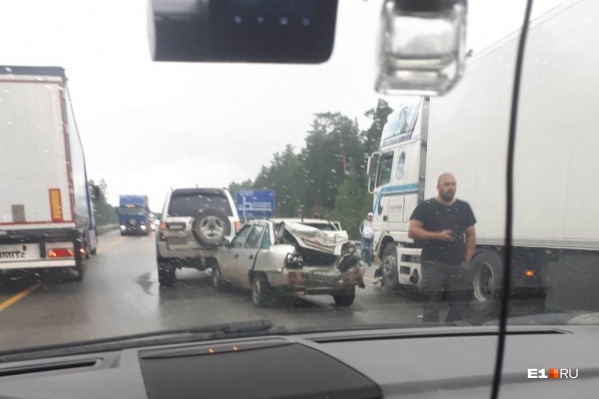 Судя по фотографиям, в ДТП пострадали три машины Судя по фотографиям, в ДТП пострадали три машины