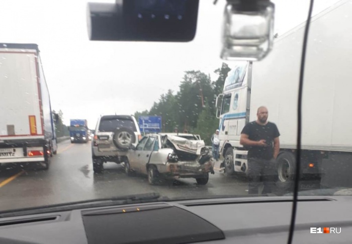 Судя по фотографиям, в ДТП пострадали три машины Судя по фотографиям, в ДТП пострадали три машины