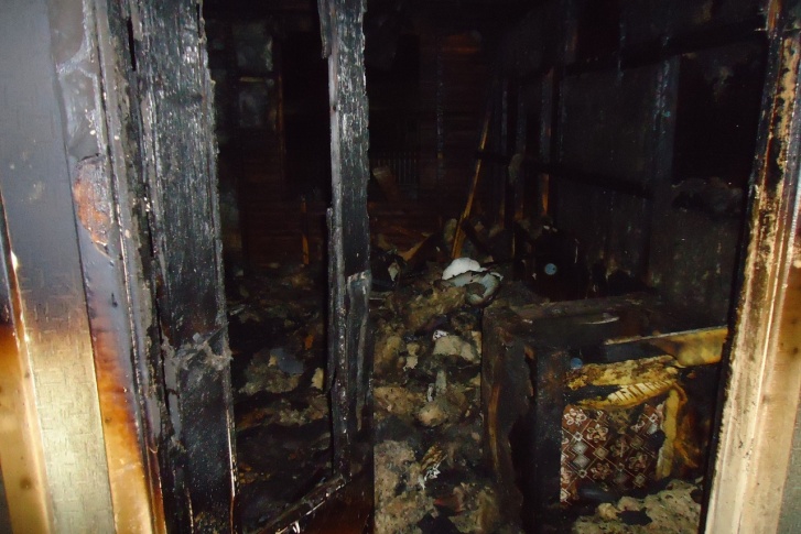 Квартира, в которой находились два жителя поселка, сильно повреждена огнем
