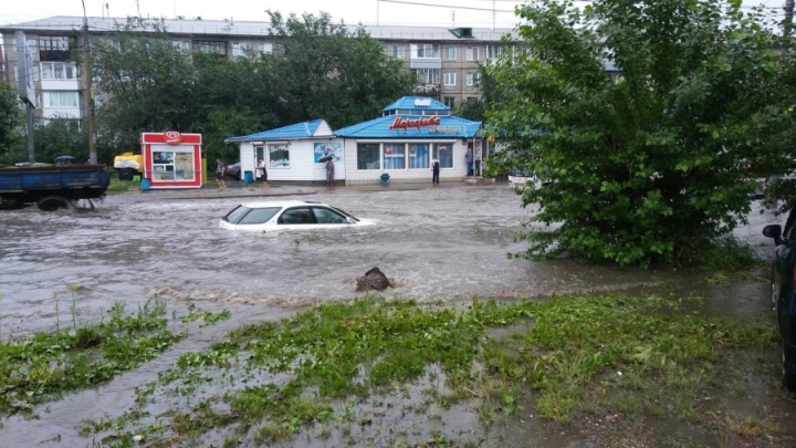 На Красноярск идут шторм и очень сильные ливни. Спасатели предупреждают о риске потопа