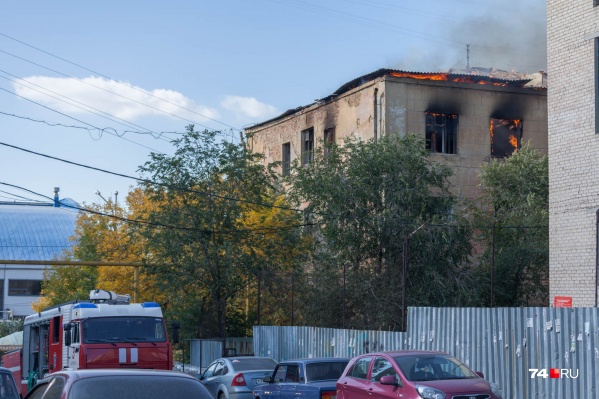 Пламя занялось под крышей Пламя занялось под крышей