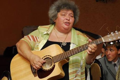 Елена Дейч всю жизнь пела под гитару — на дружеских встречах, школьных линейках, у костра с воспитанниками ПТУ Елена Дейч всю жизнь пела под гитару — на дружеских встречах, школьных линейках, у костра с воспитанниками ПТУ