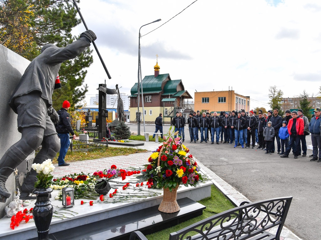 Омские хоккеисты собрались у могилы Алексея Черепанова