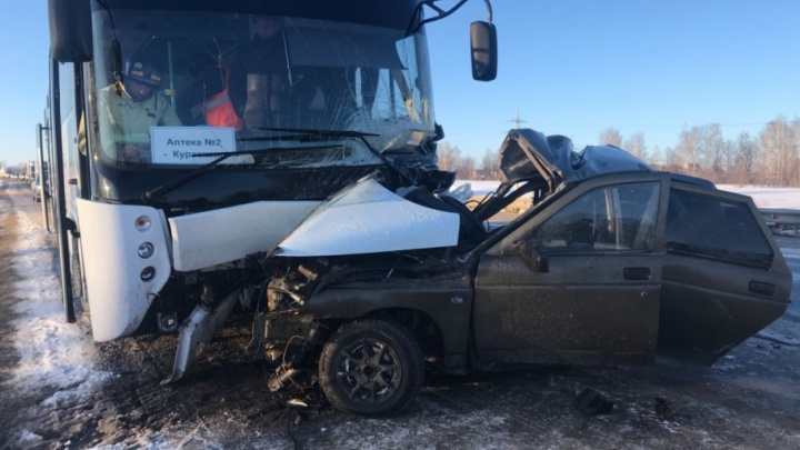 Под Уфой столкнулись три легковушки и автобус: в аварии погиб предполагаемый виновник