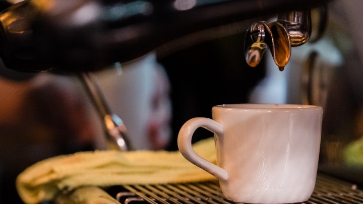 Треть пермяков каждый день выпивает по несколько кружек кофе на работе