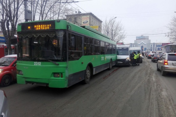 Авария произошла в половине четвёртого недалеко от площади Маркса Авария произошла в половине четвёртого недалеко от площади Маркса