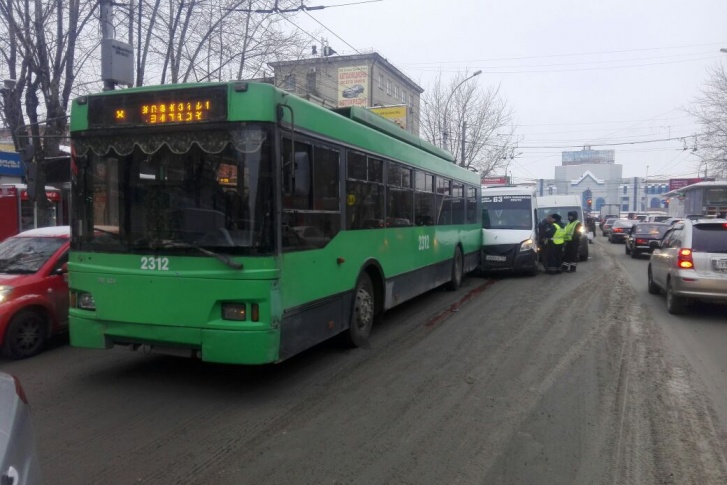 Авария произошла в половине четвёртого недалеко от площади Маркса Авария произошла в половине четвёртого недалеко от площади Маркса